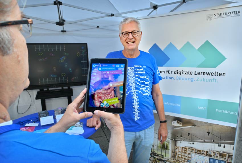 Neu im Zentrum für digitale Lernwelten: Augmented Reality-T-Shirts